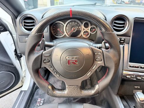 Used 2015 Nissan GT-R Premium image 17