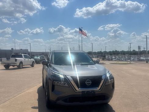 Used 2023 Nissan Rogue SV FWD image 4