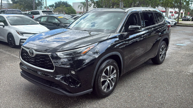 Used 2022 Toyota Highlander XLE FWD image 3