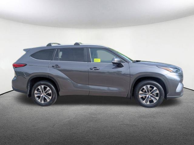 Used 2023 Toyota Highlander XLE AWD/4WD image 3