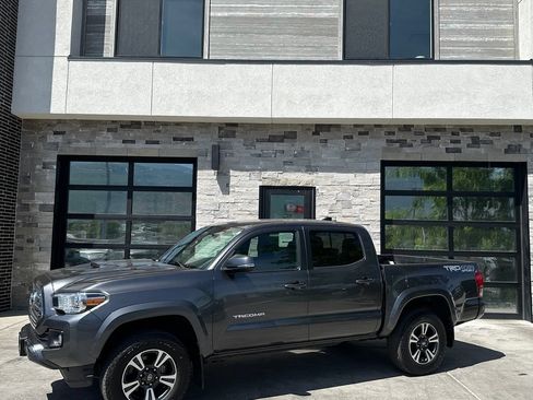 Used 2017 Toyota Tacoma TRD Sport w/ Tow Package (A/T) AWD/4WD image 7