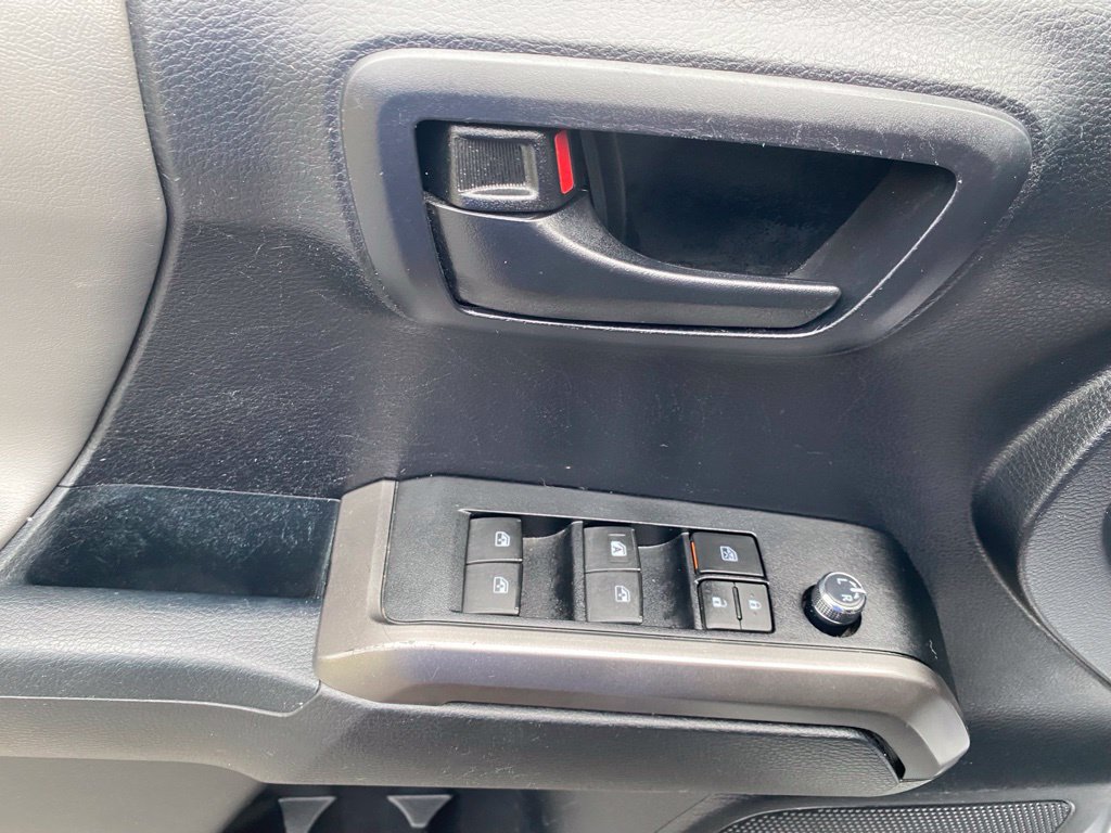 Used 2018 Toyota Tacoma SR5 AWD/4WD image 21