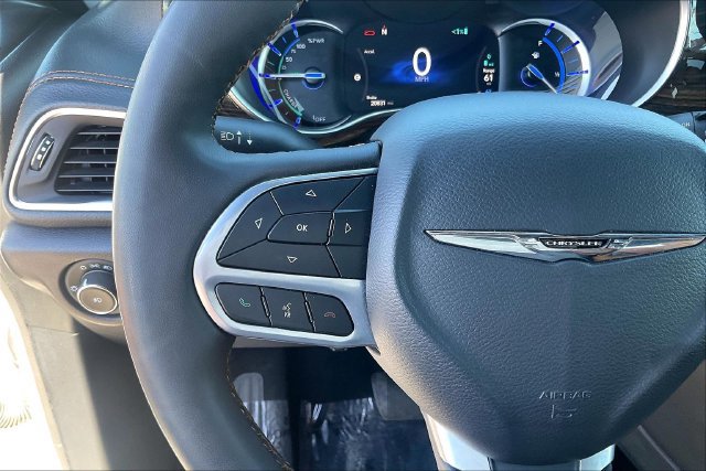 Used 2023 Chrysler Pacifica Pinnacle FWD image 18