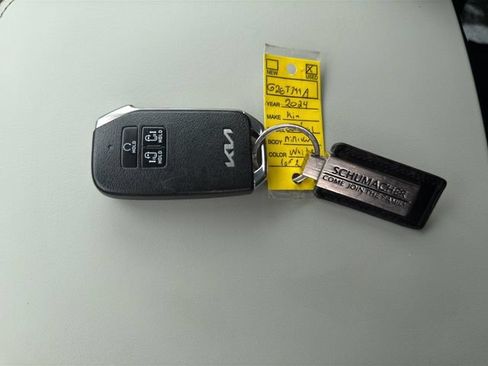Used 2024 Kia Carnival EX FWD image 28