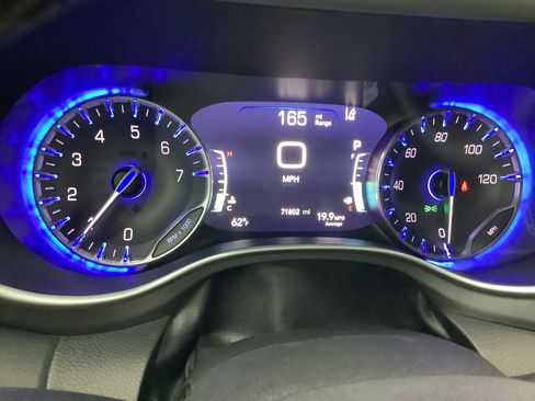 Used 2023 Chrysler Pacifica Touring-L FWD image 17