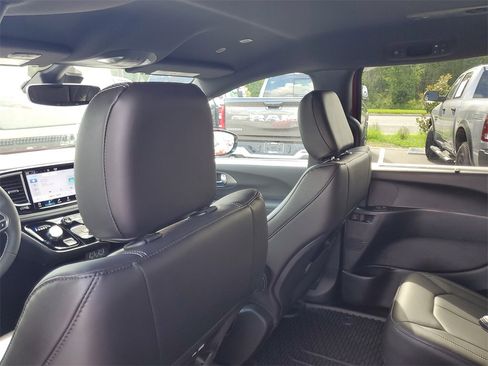 New 2025 Chrysler Pacifica Select image 23