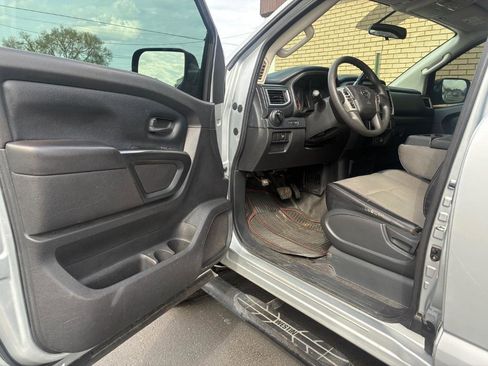 Used 2017 Nissan Titan S image 17