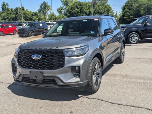 Used 2025 Ford Explorer ST-Line w/ ST-Line Street Pack AWD/4WD image 7
