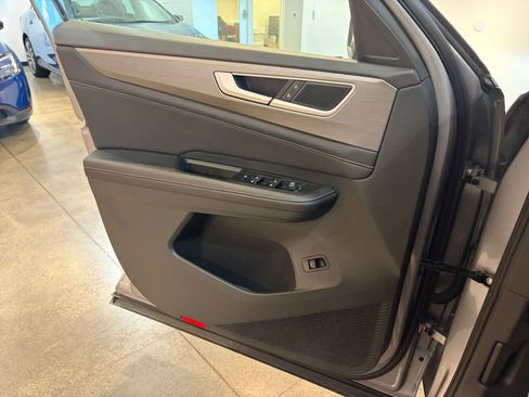 Used 2025 Volkswagen Atlas Cross Sport SE image 21