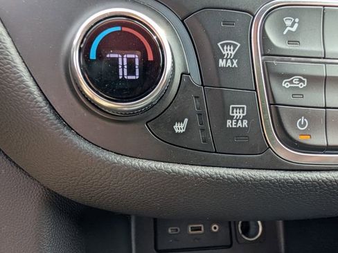 Used 2024 Chevrolet Equinox LT FWD image 28