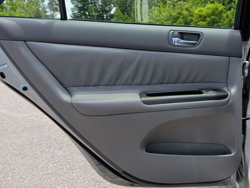Used 2005 Toyota Camry LE FWD image 19