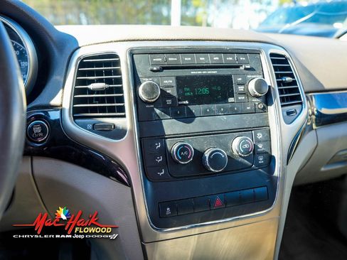 Used 2012 Jeep Grand Cherokee Laredo w/ Laredo E Group image 12