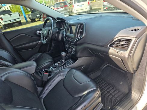 Used 2019 Jeep Cherokee Latitude Plus FWD image 24