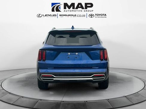 Used 2022 Kia Sorento EX w/ Panoramic Sunroof Package image 4