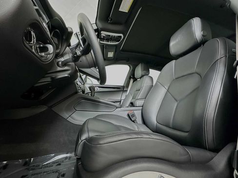 Certified 2025 Porsche Macan image 5