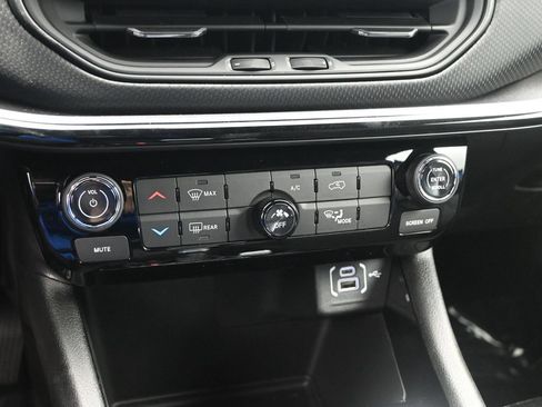 New 2026 Jeep Compass Latitude AWD/4WD image 18