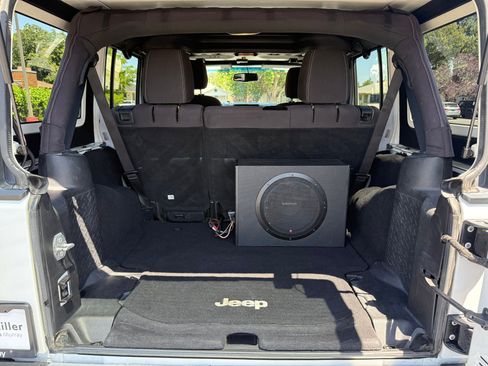 Used 2015 Jeep Wrangler Unlimited Sahara w/ Connectivity Group AWD/4WD image 25
