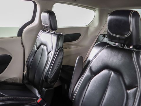 Used 2023 Chrysler Pacifica Touring-L FWD image 24