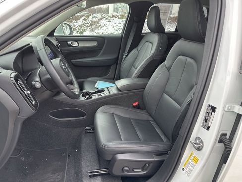 Certified 2025 Volvo XC40 B5 Core image 23