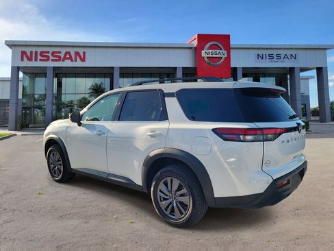 Used 2025 Nissan Pathfinder SV image 6