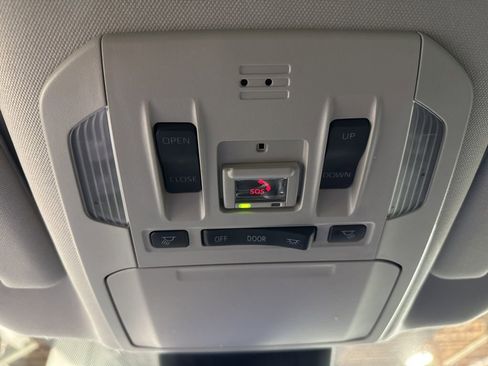 Used 2023 Toyota Highlander XLE image 12