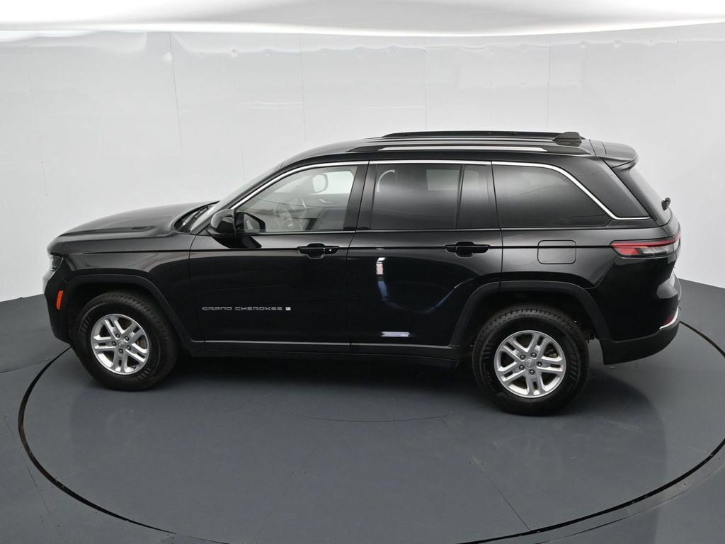 Used 2023 Jeep Grand Cherokee Laredo RWD image 21