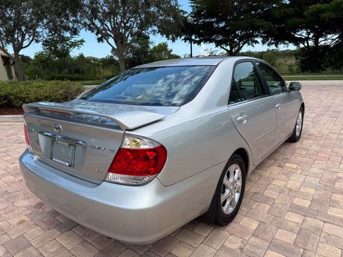 Used 2005 Toyota Camry XLE FWD image 3