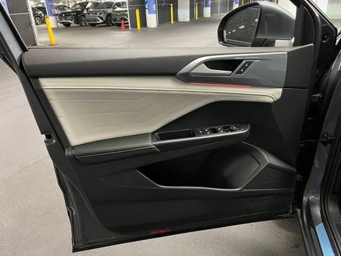 New 2025 Volkswagen Taos SEL image 18