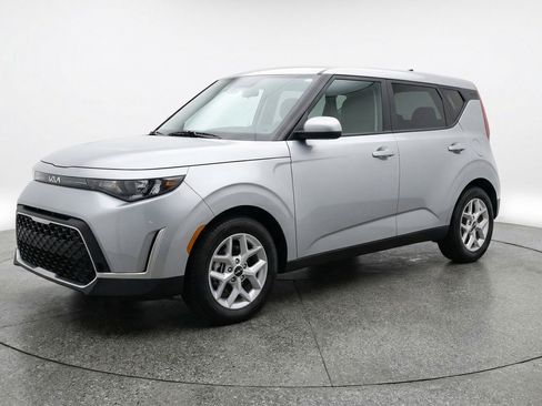 Used 2025 Kia Soul LX w/ LX Technology Package image 3