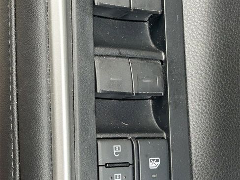 Used 2020 Toyota Highlander XLE image 26