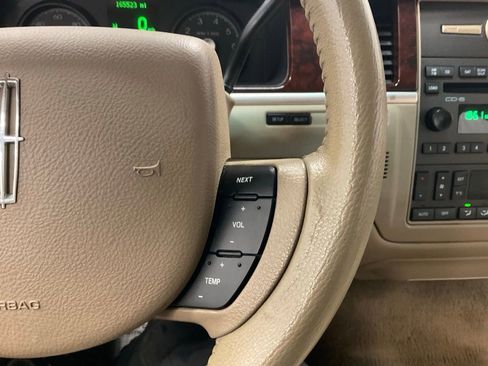 Used 2007 Lincoln Town Car Signature Limited RWD image 21