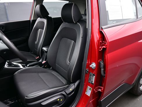 Used 2025 Hyundai Venue Limited image 12