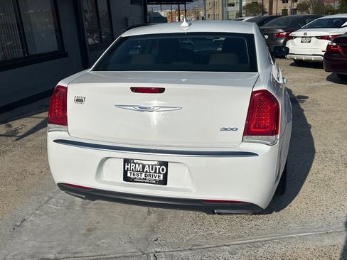 Used 2018 Chrysler 300 Touring w/ Chrome Appearance Package image 6