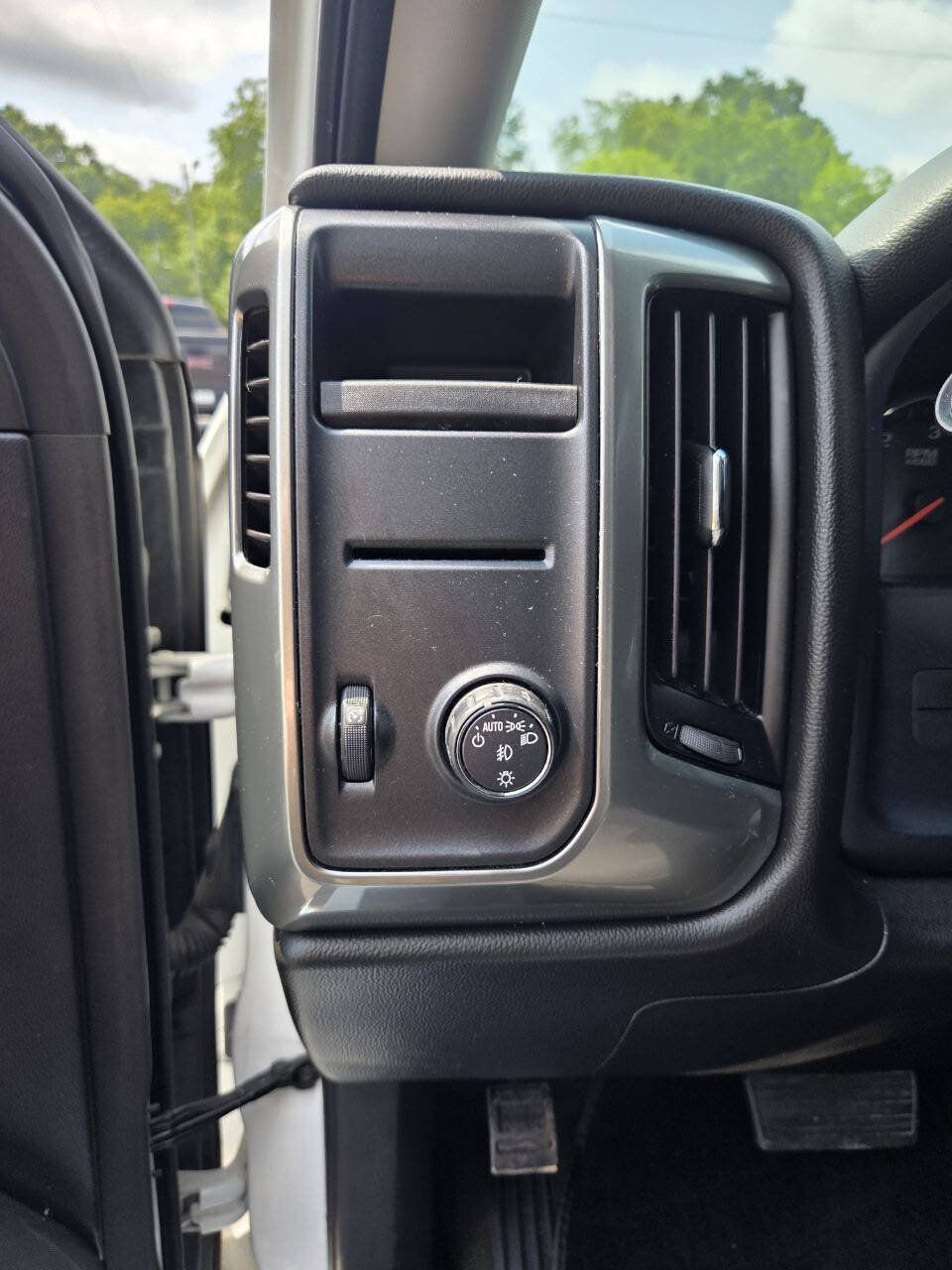 Used 2018 Chevrolet Silverado 1500 LT w/ LT Eassist Package RWD image 11