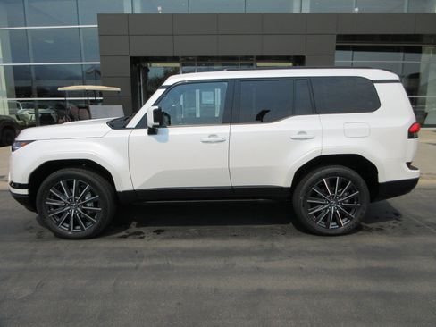 Used 2026 Lexus GX 550 w/ Accessory Package (2T) AWD/4WD image 3