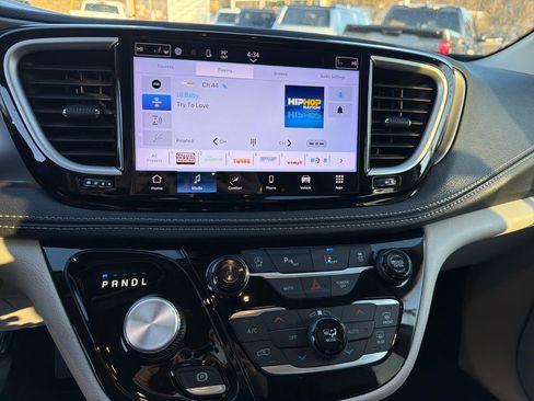 Used 2023 Chrysler Pacifica Touring-L image 21
