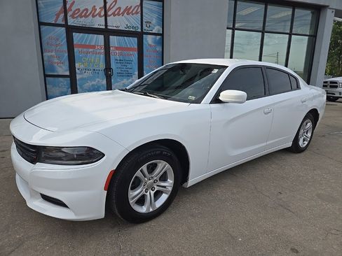 Used 2018 Dodge Charger SXT image 2