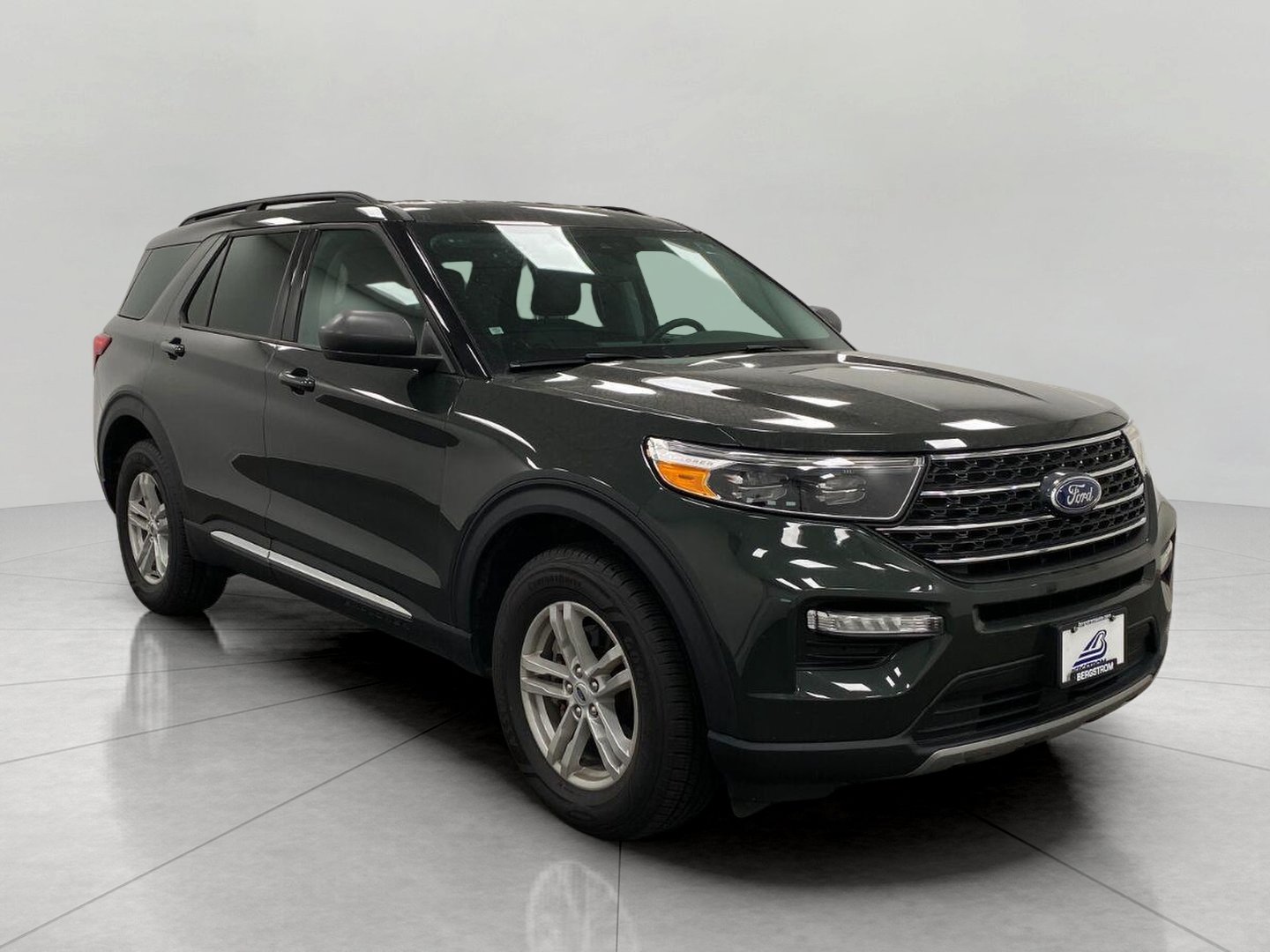 Used 2024 Ford Explorer XLT w/ Equipment Group 202A AWD/4WD image 1