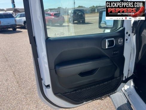 Used 2018 Jeep Wrangler Unlimited Sahara image 5