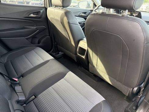 Used 2025 Chevrolet Trax LT w/ LT Convenience Package FWD image 24