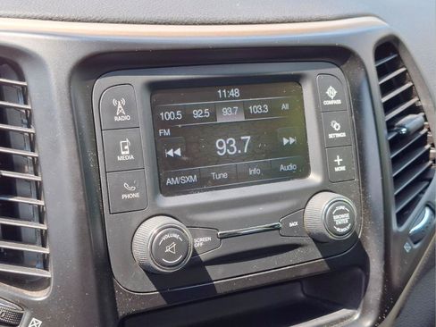 Used 2018 Jeep Cherokee Latitude w/ Altitude Package FWD image 24