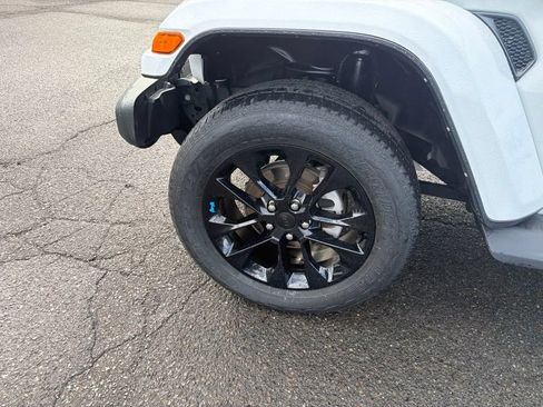Used 2022 Jeep Wrangler Unlimited Sahara w/ Cold Weather Group AWD/4WD image 31