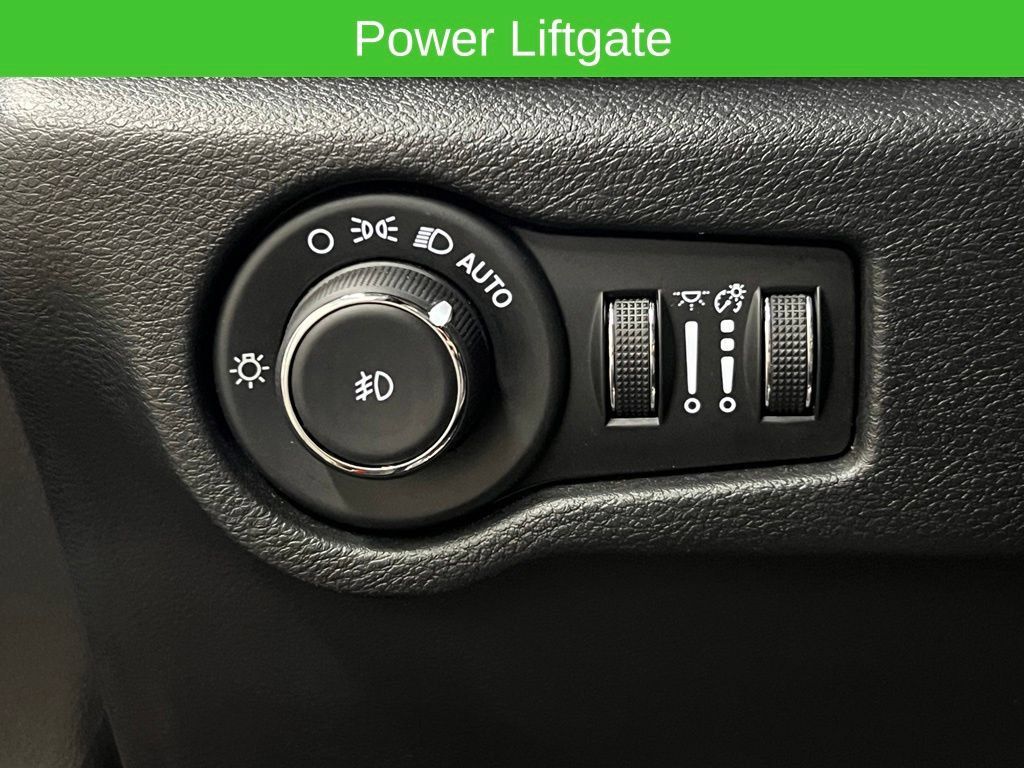 Used 2025 Chrysler Pacifica Select FWD image 21