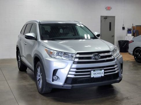 Used 2019 Toyota Highlander XLE AWD/4WD image 4