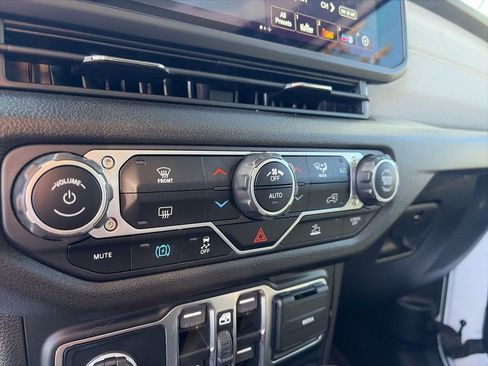 Used 2024 Jeep Wrangler Unlimited image 17