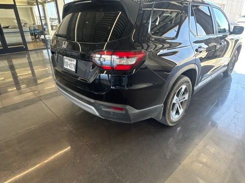 Used 2025 Honda Pilot EX-L image 3