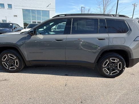 Used 2026 Jeep Cherokee Laredo AWD/4WD image 11