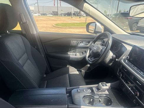Certified 2025 Nissan Rogue SV FWD image 28