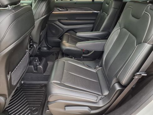 Used 2025 Jeep Grand Cherokee L Limited w/ Luxury Tech Group II AWD/4WD image 10