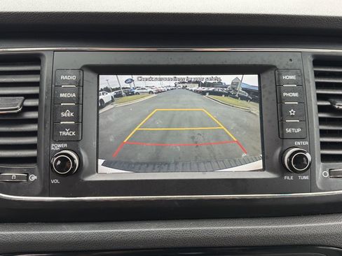 Used 2021 Kia Sedona LX image 3